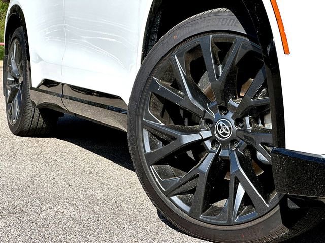 New 2025 Toyota Crown Signia image 2