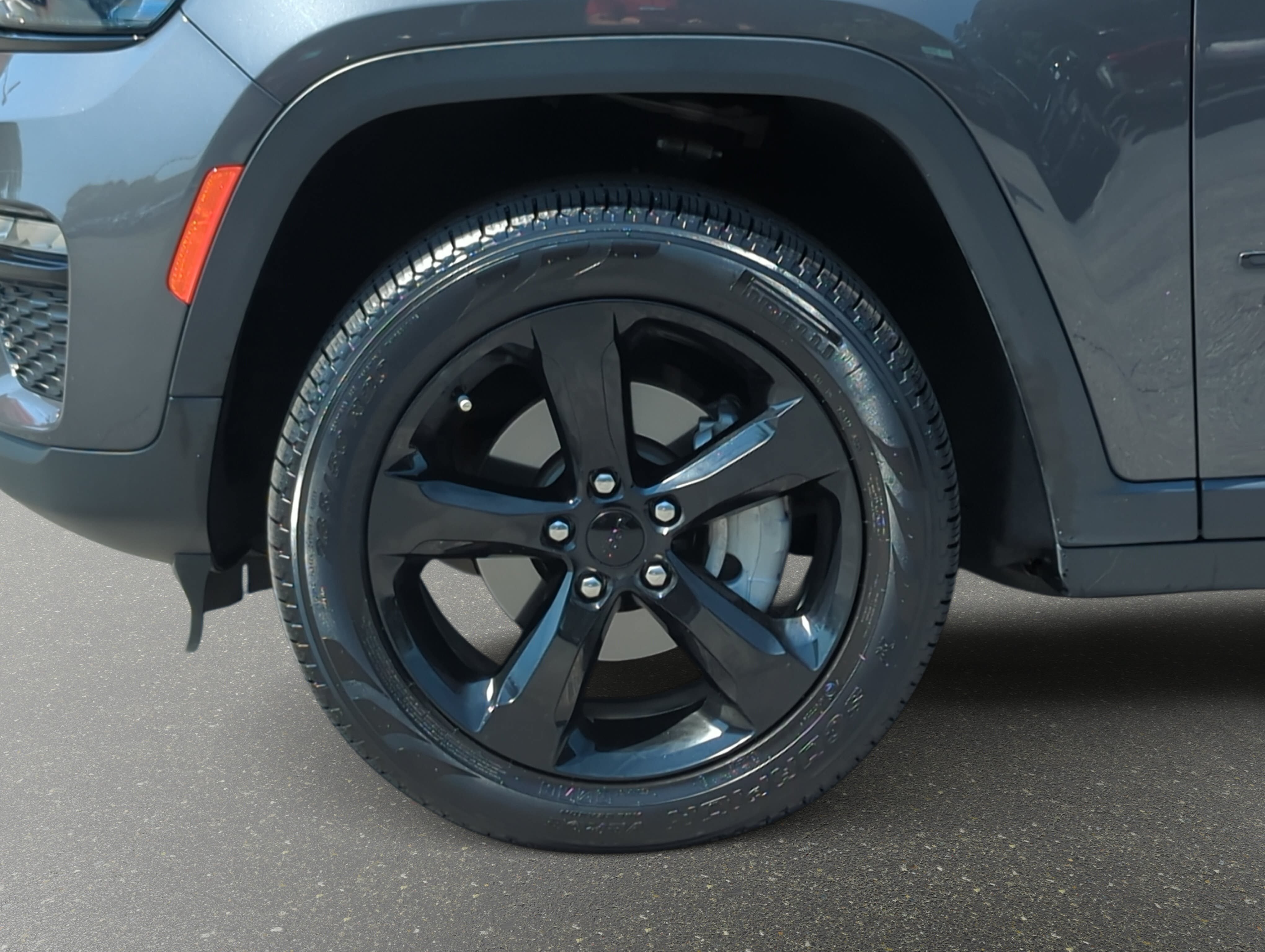 Used 2023 Jeep Grand Cherokee Limited w/ Black Appearance Package AWD/4WD image 30