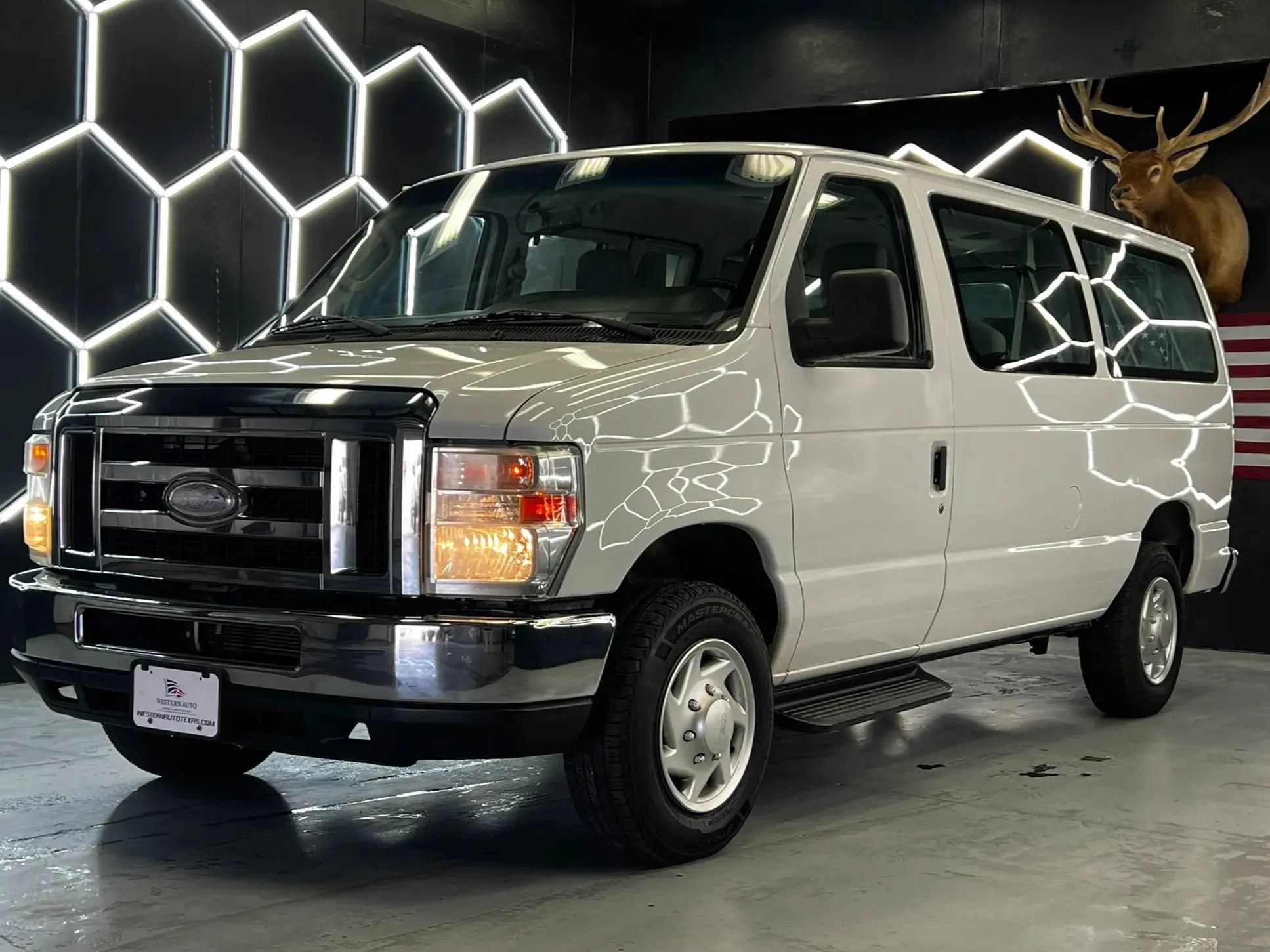 Used 2014 Ford E-350 and Econoline 350 XLT RWD image 1