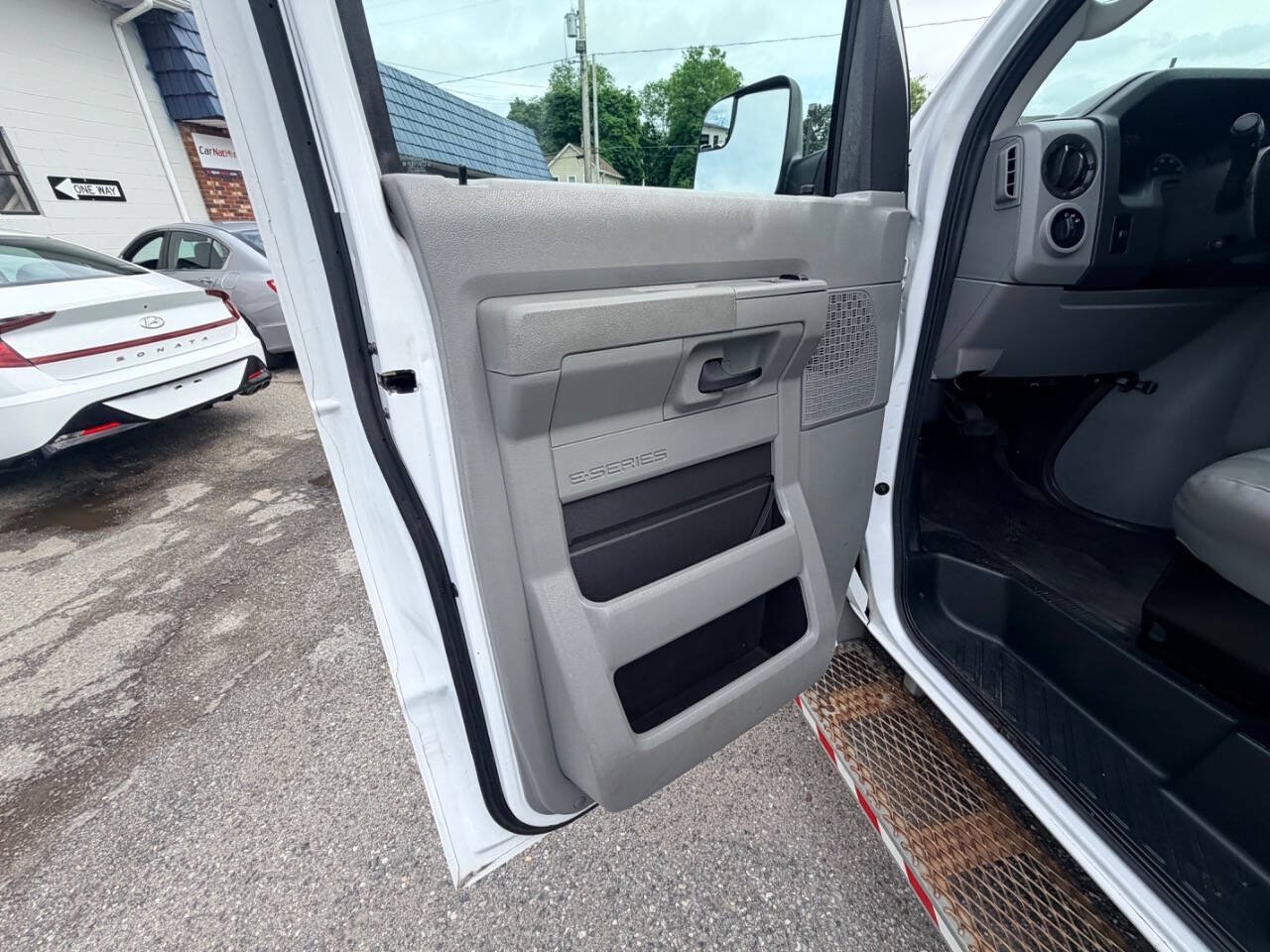 Used 2014 Ford E-250 and Econoline 250 Extended w/ Power Group RWD image 35