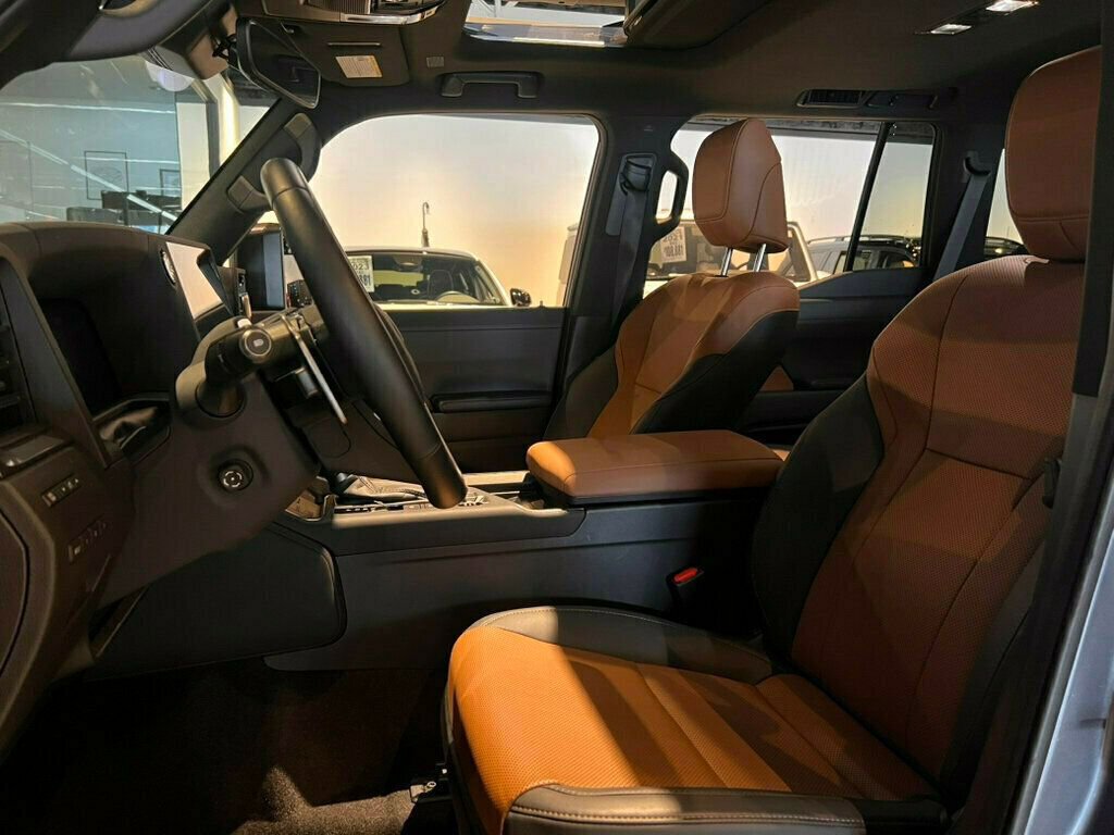 Used 2025 Lexus GX 550 PremiumPlus/TrafficAssist/Blac w/ Accessory Package (31) image 15