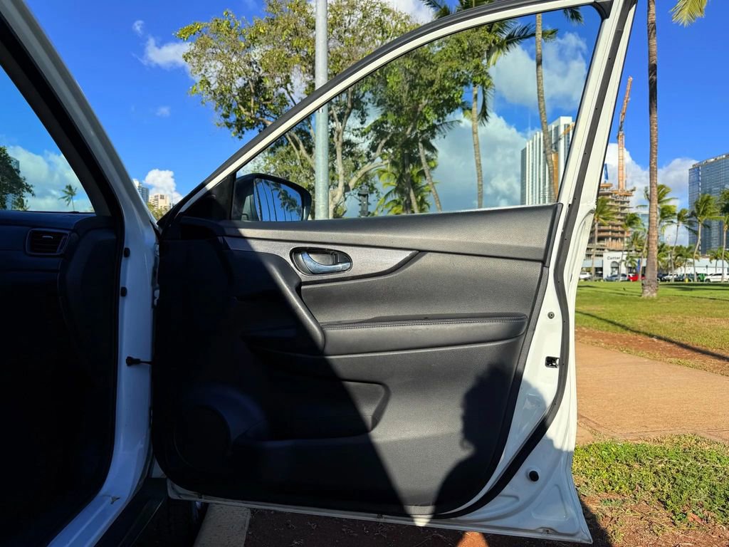 Used 2018 Nissan Rogue SV image 14