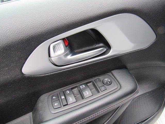 Used 2023 Chrysler Pacifica Touring FWD image 11