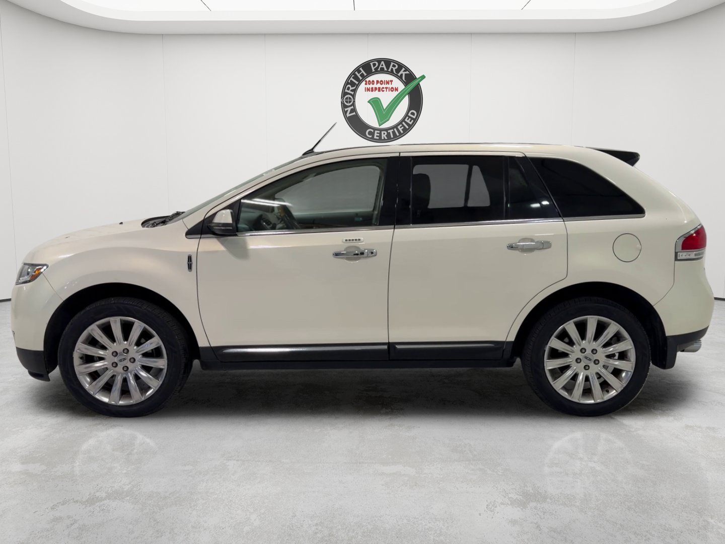 Used 2012 Lincoln MKX FWD image 2