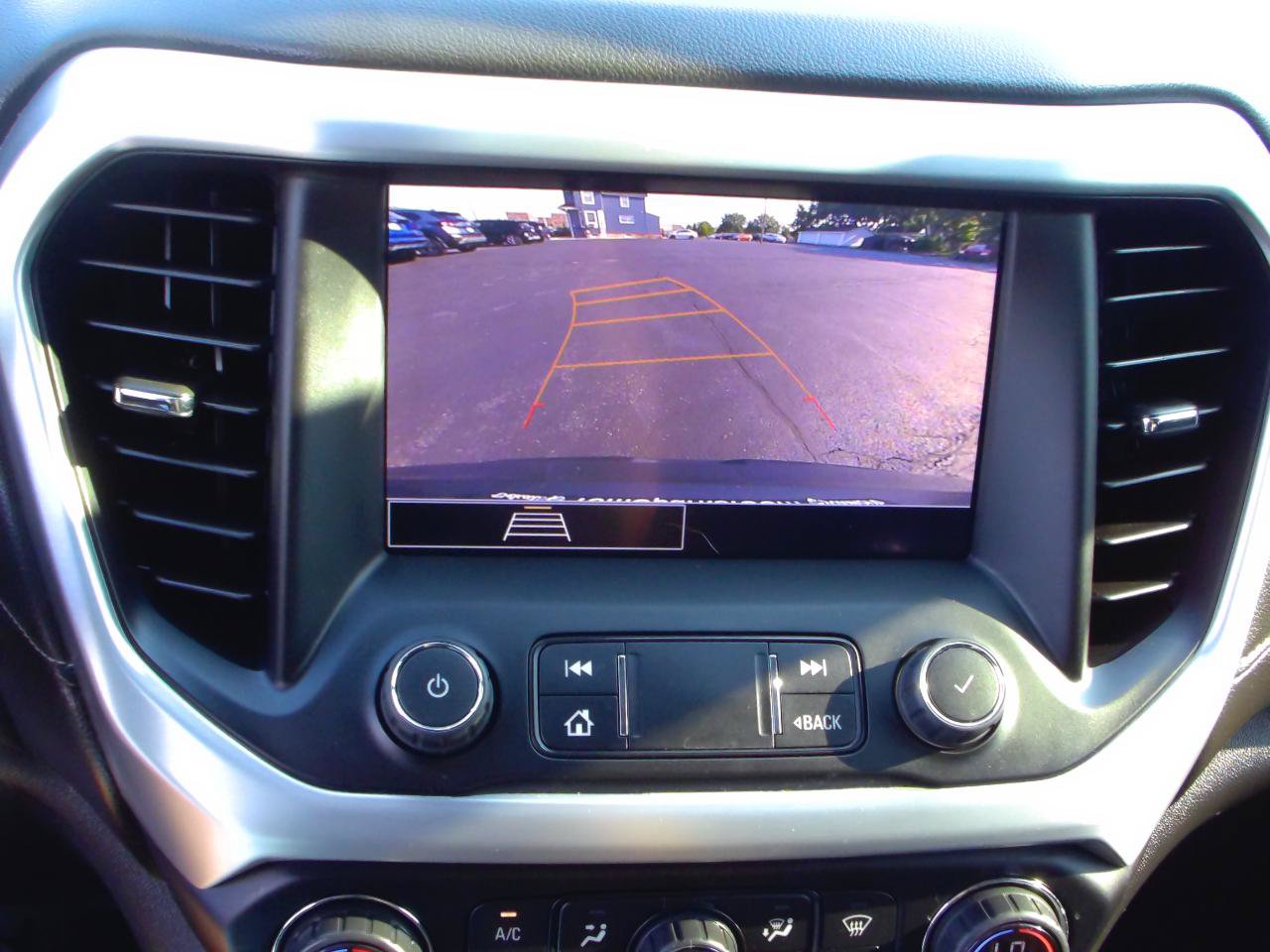 Used 2020 GMC Acadia SLE w/ Driver Convenience Package FWD image 19