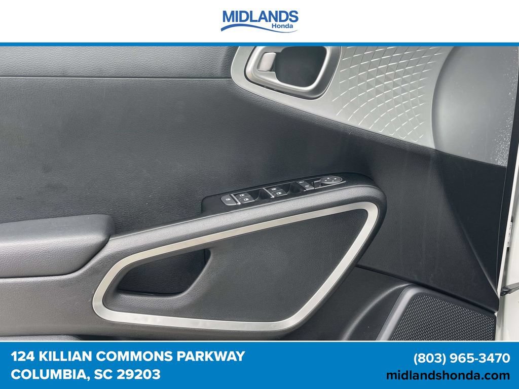 Used 2025 Kia Soul LX w/ LX Technology Package FWD image 13