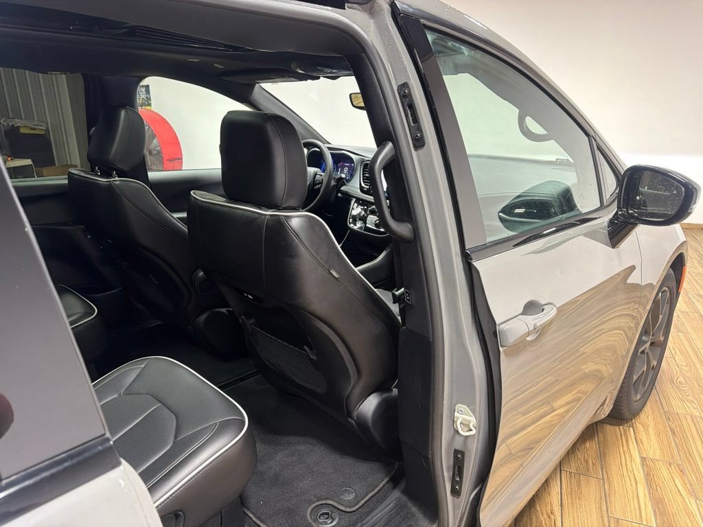 Used 2025 Chrysler Pacifica Limited FWD image 29
