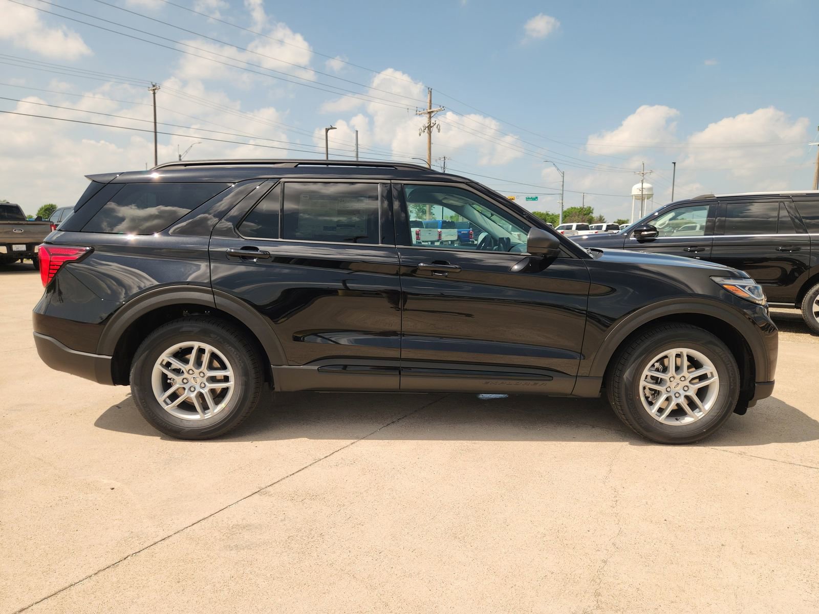 New 2026 Ford Explorer Active image 7