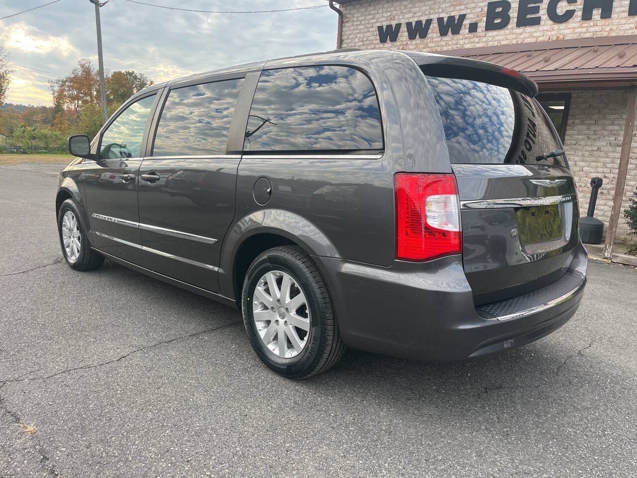 Used 2015 Chrysler Town & Country Touring FWD image 8