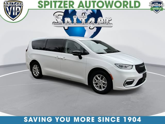 Used 2024 Chrysler Pacifica Touring-L FWD image 2