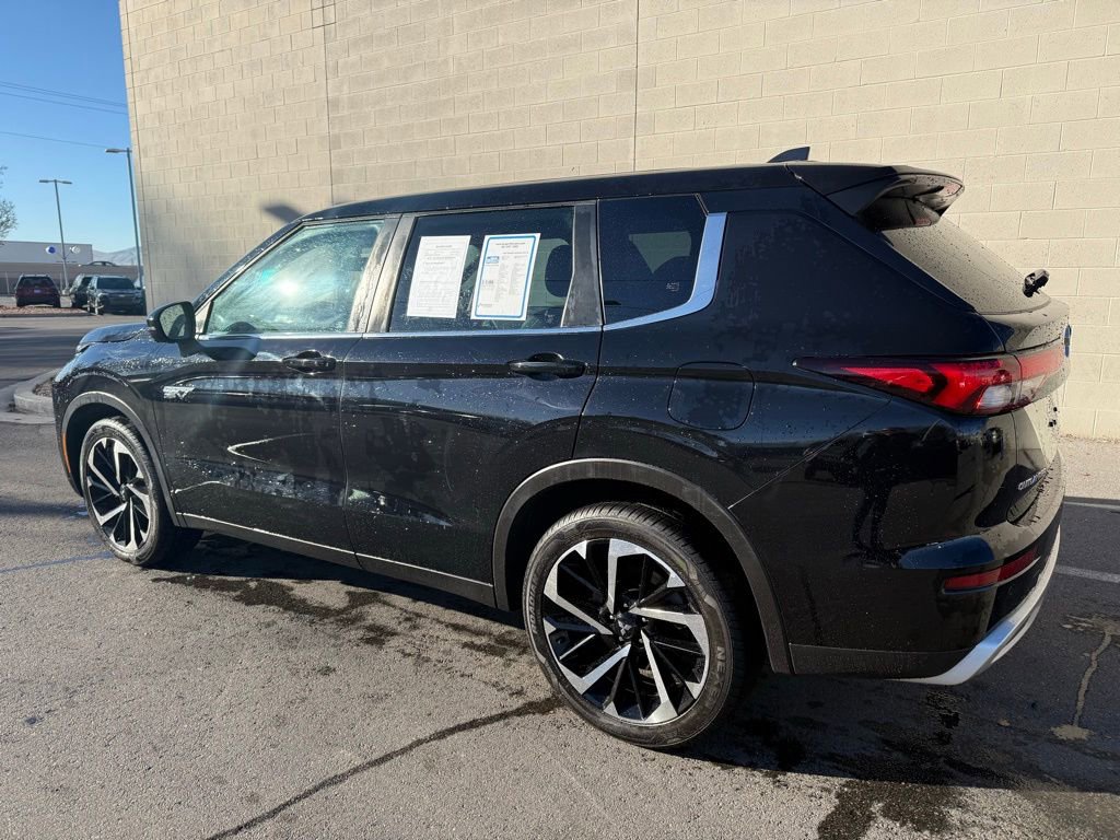 Used 2023 Mitsubishi Outlander SE image 2