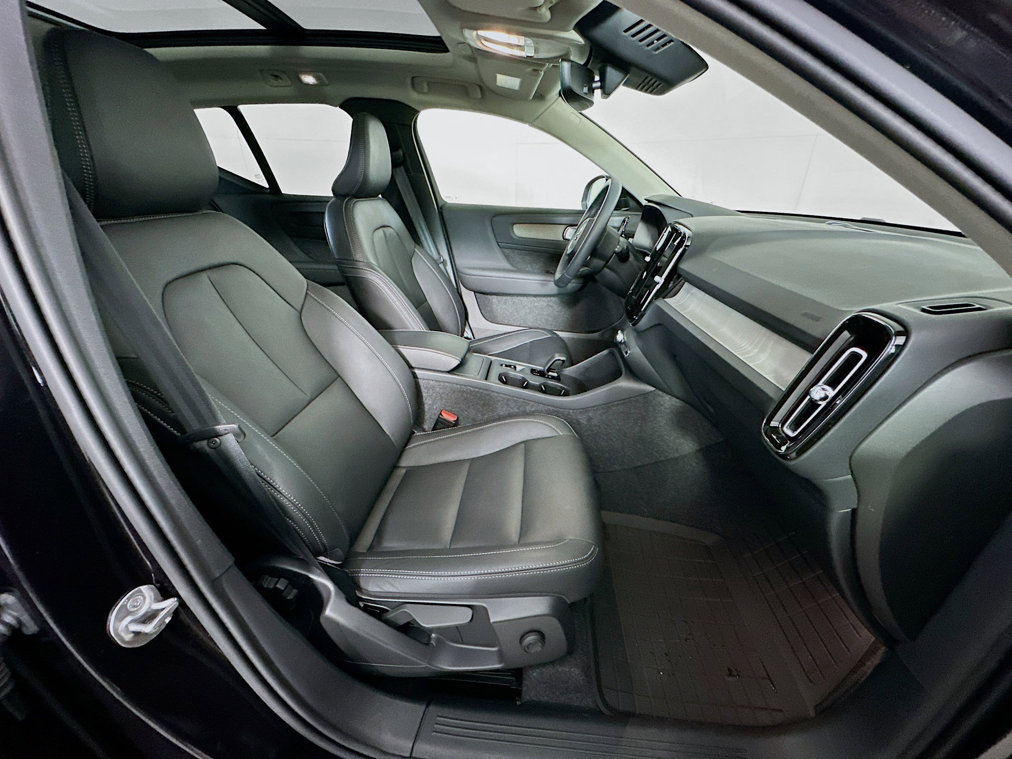 Used 2025 Volvo XC40 B5 Core w/ Protection Package Premier image 33