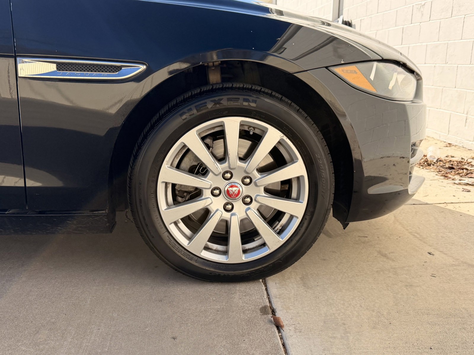 Used 2019 Jaguar XE Premium image 15