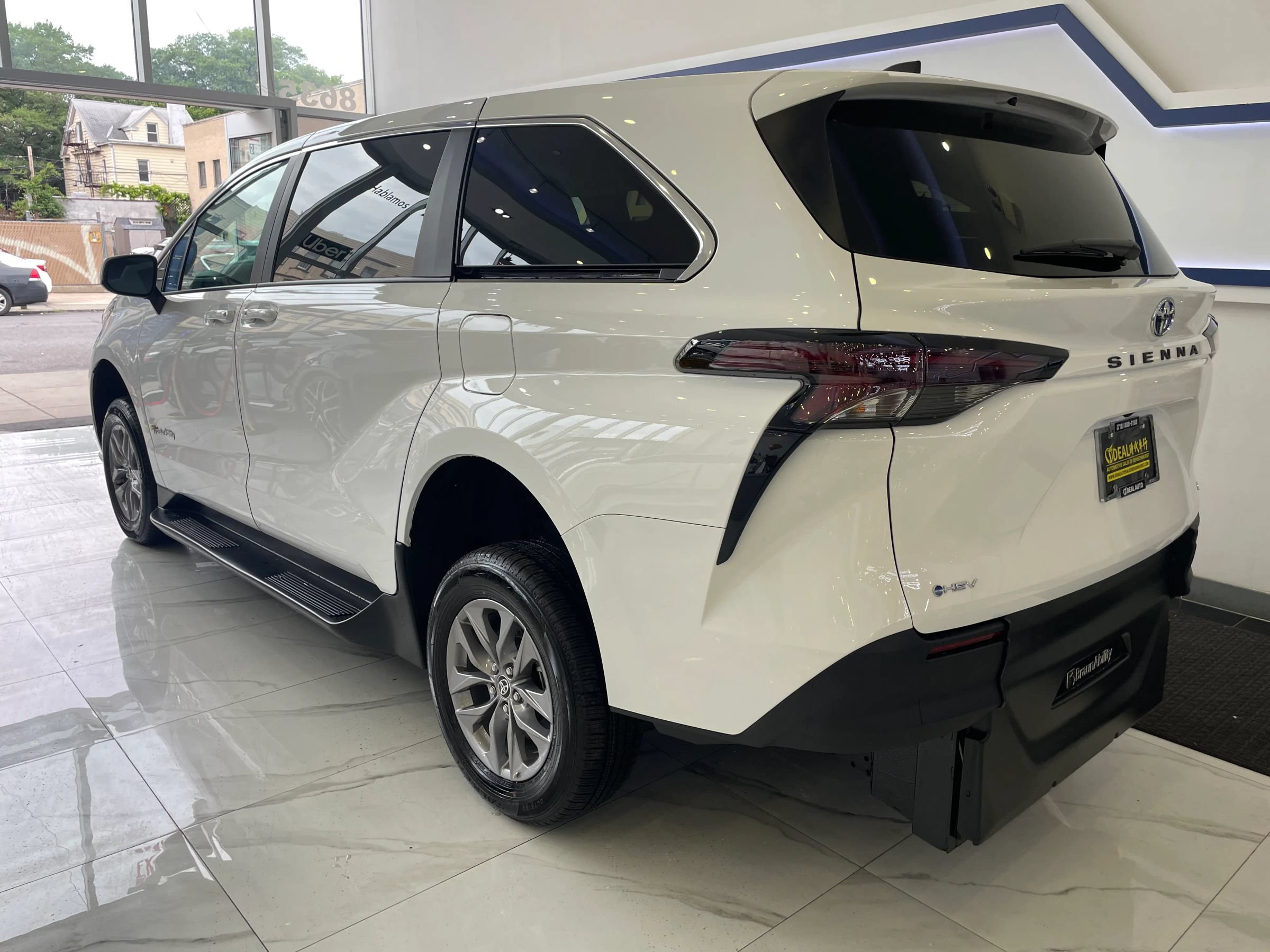 Used 2025 Toyota Sienna LE FWD image 5