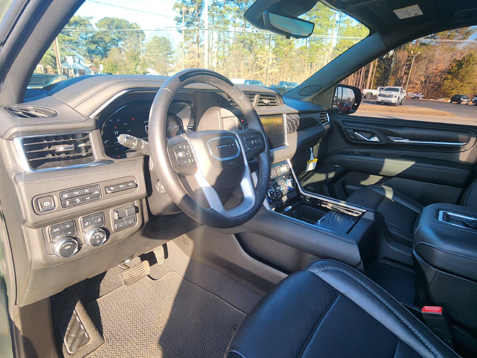 Used 2024 GMC Yukon XL Denali w/ Advanced Technology Package AWD/4WD image 8