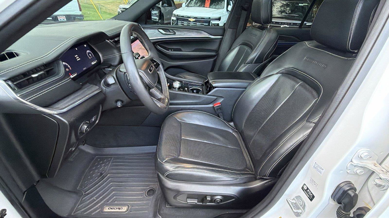 Used 2023 Jeep Grand Cherokee Overland RWD image 17