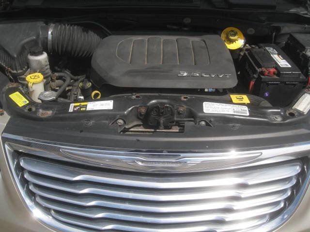 Used 2014 Chrysler Town & Country Touring FWD image 39