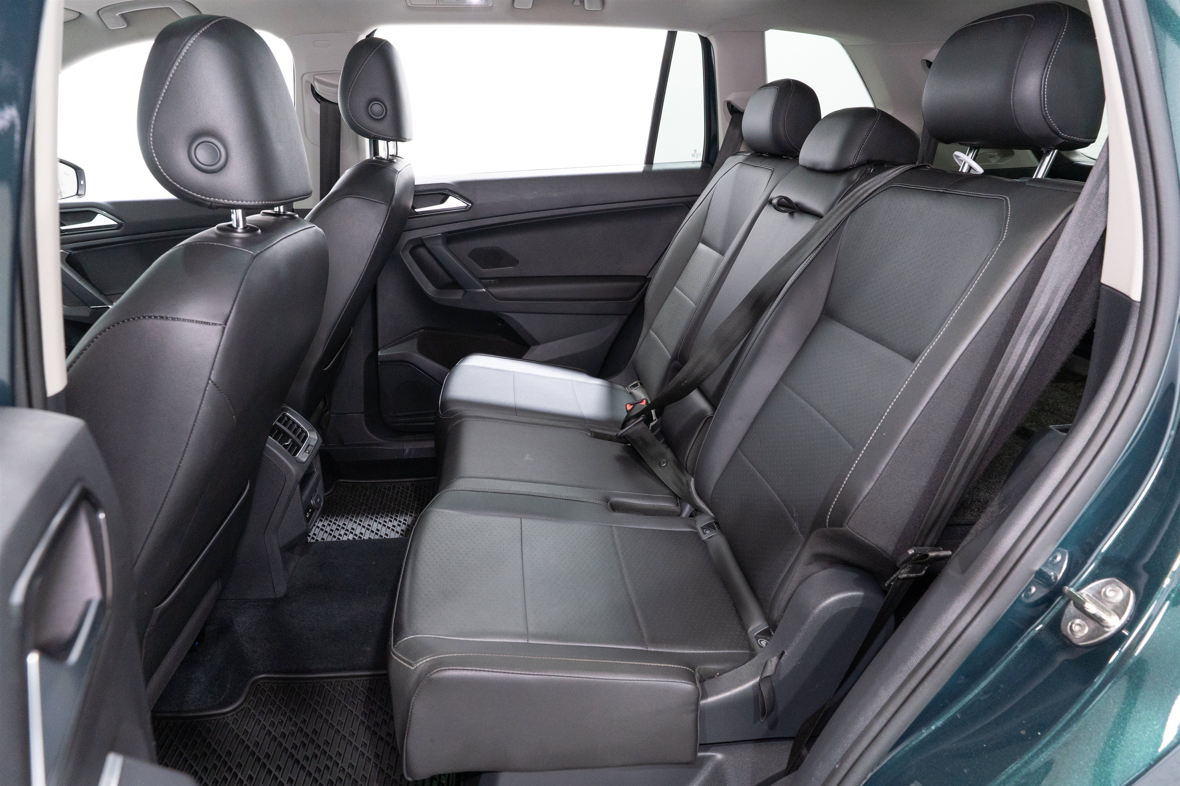 Used 2018 Volkswagen Tiguan SE w/ Panoramic Sunroof Package FWD image 28