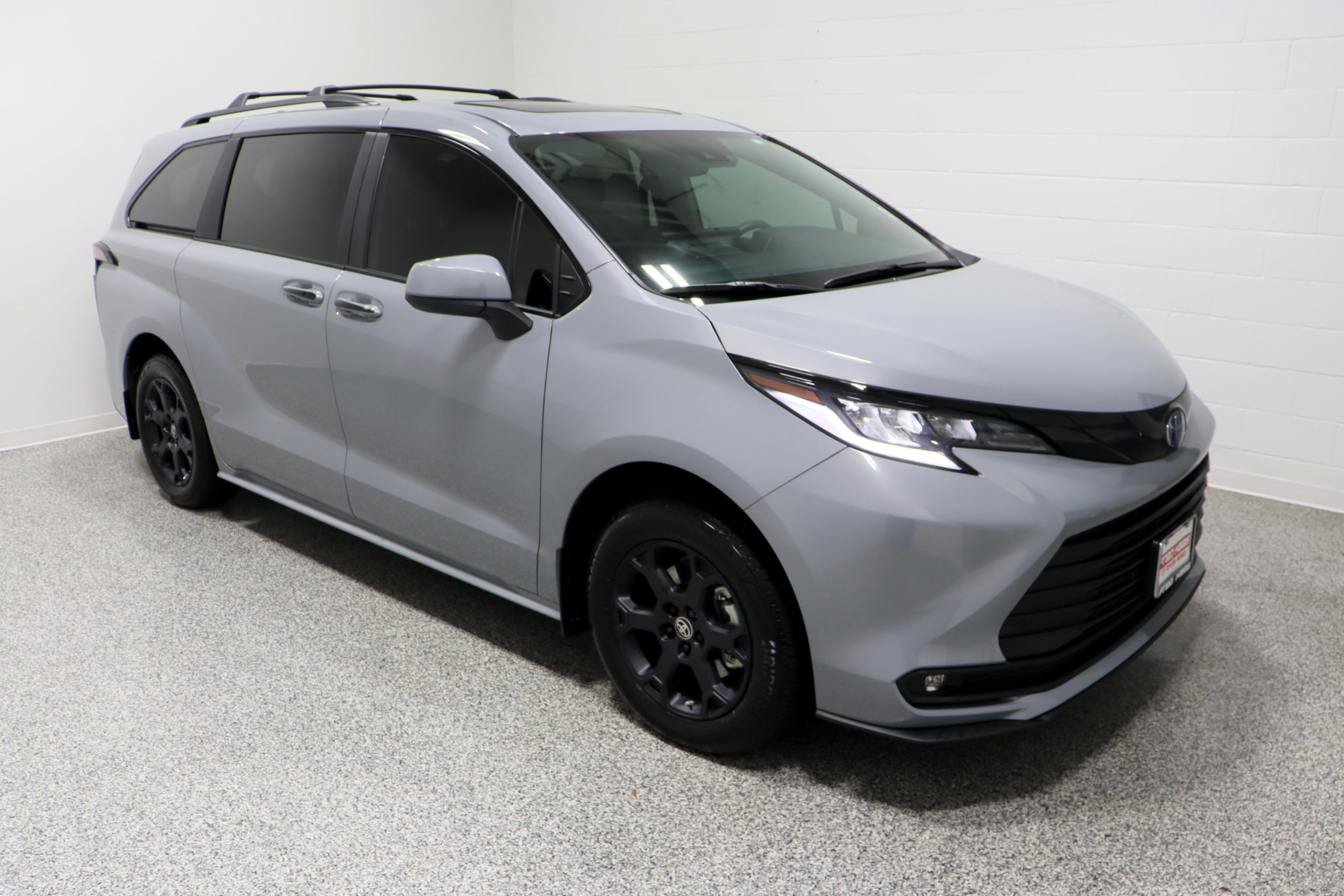Used 2025 Toyota Sienna XLE Woodland Edition image 4
