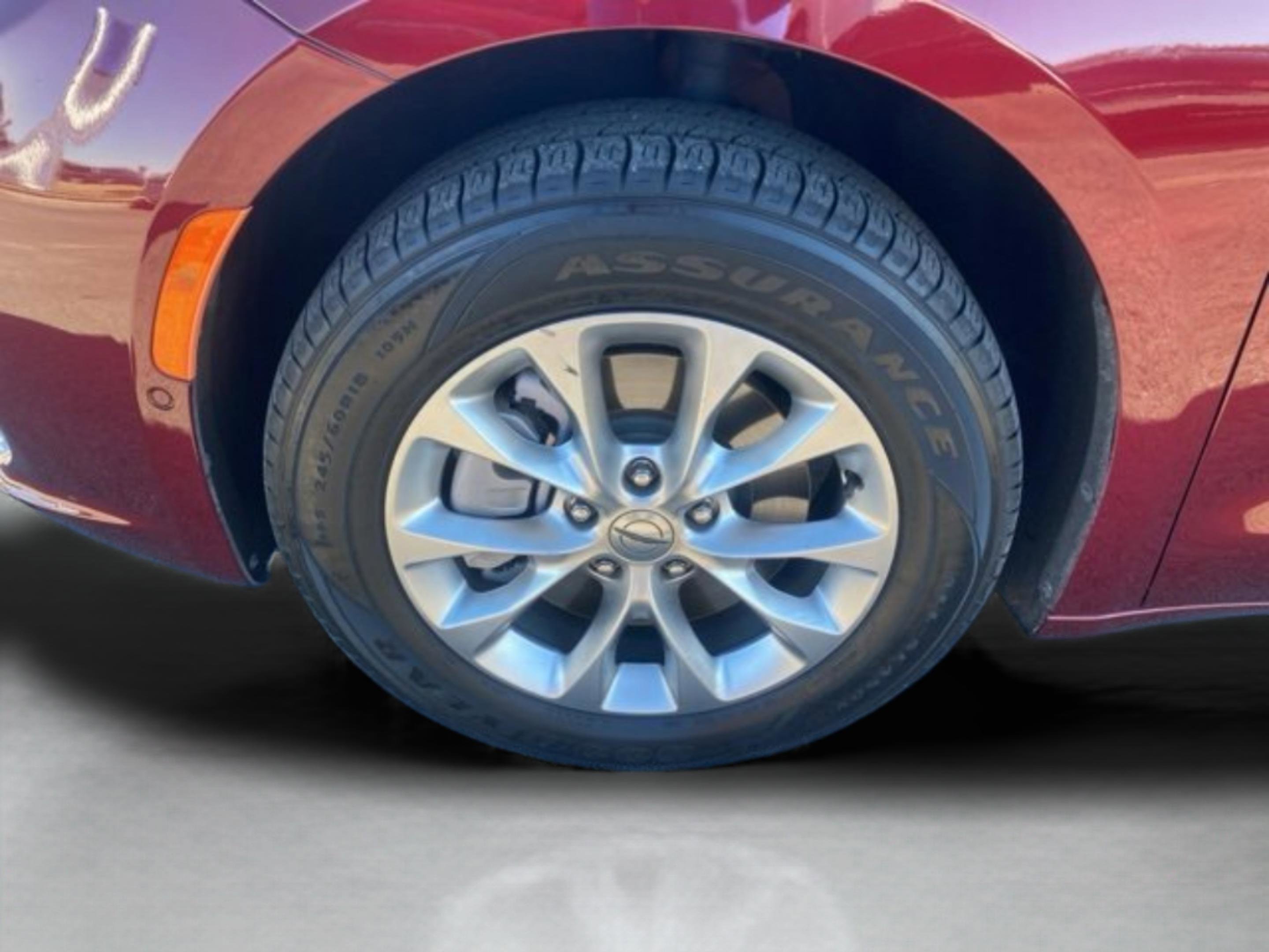 Used 2023 Chrysler Pacifica Touring-L image 10