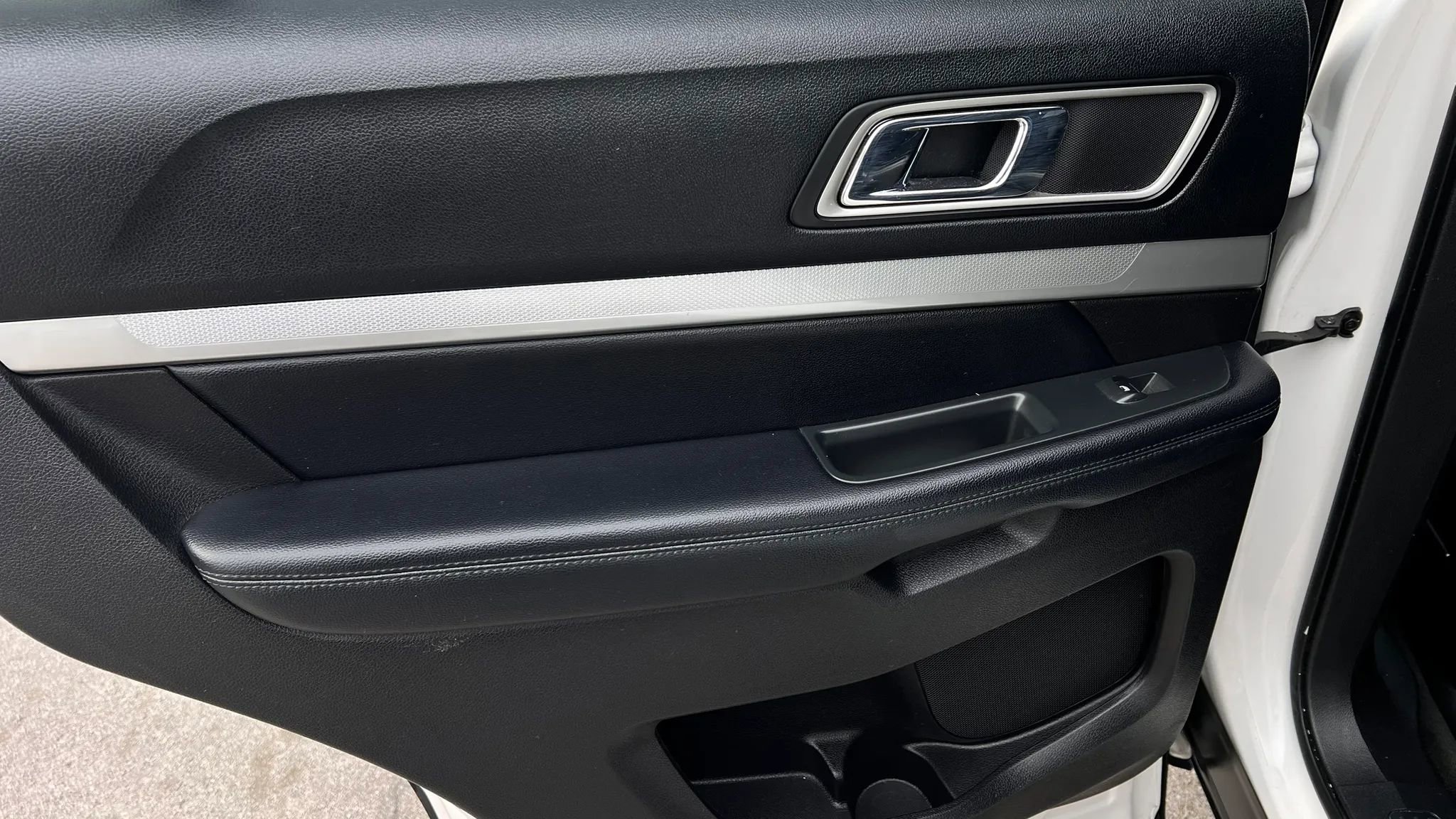 Used 2017 Ford Explorer XLT w/ Equipment Group 202A image 18