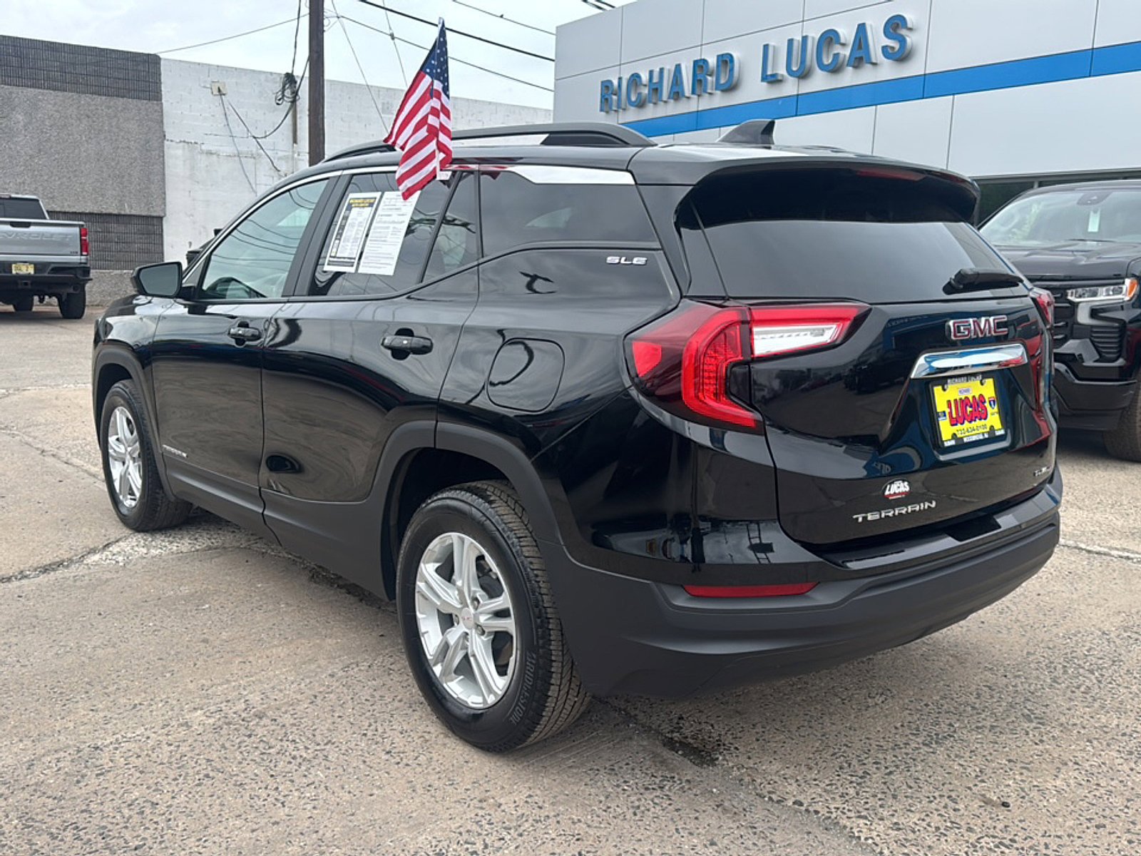 Used 2023 GMC Terrain SLE w/ Driver Convenience Package AWD/4WD image 7