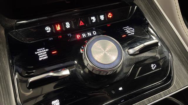 Used 2023 Jeep Wagoneer Series III w/ Preferred Equipment Group AWD/4WD image 18