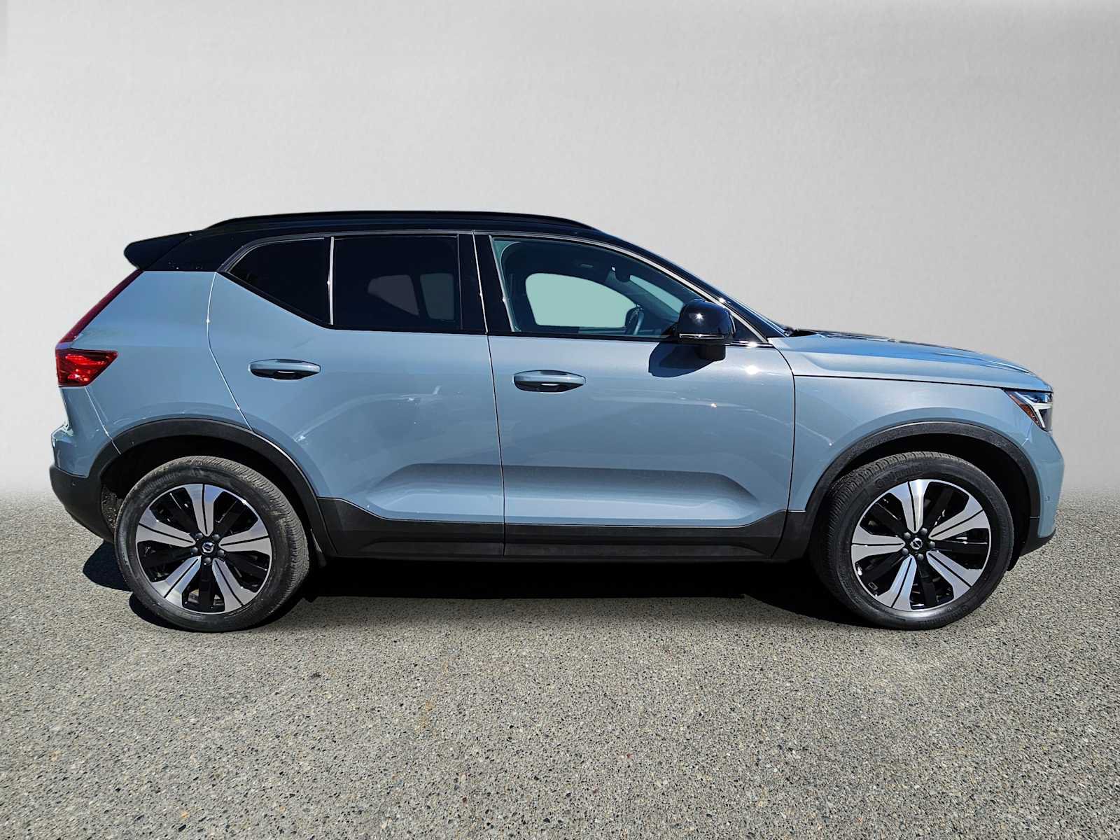 Used 2023 Volvo XC40 Recharge Plus w/ Protection Package Premier AWD/4WD image 2