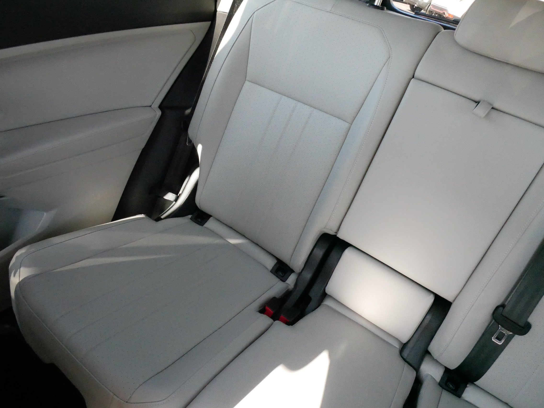 Certified 2023 Volkswagen Tiguan SE w/ Panoramic Sunroof Package AWD/4WD image 12