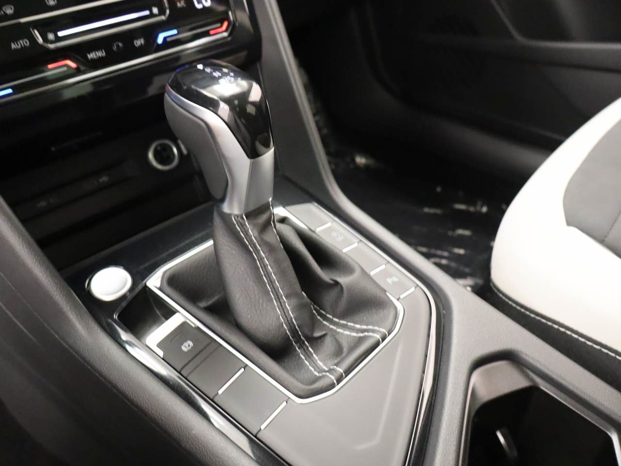 New 2026 Volkswagen Taos SE FWD image 8