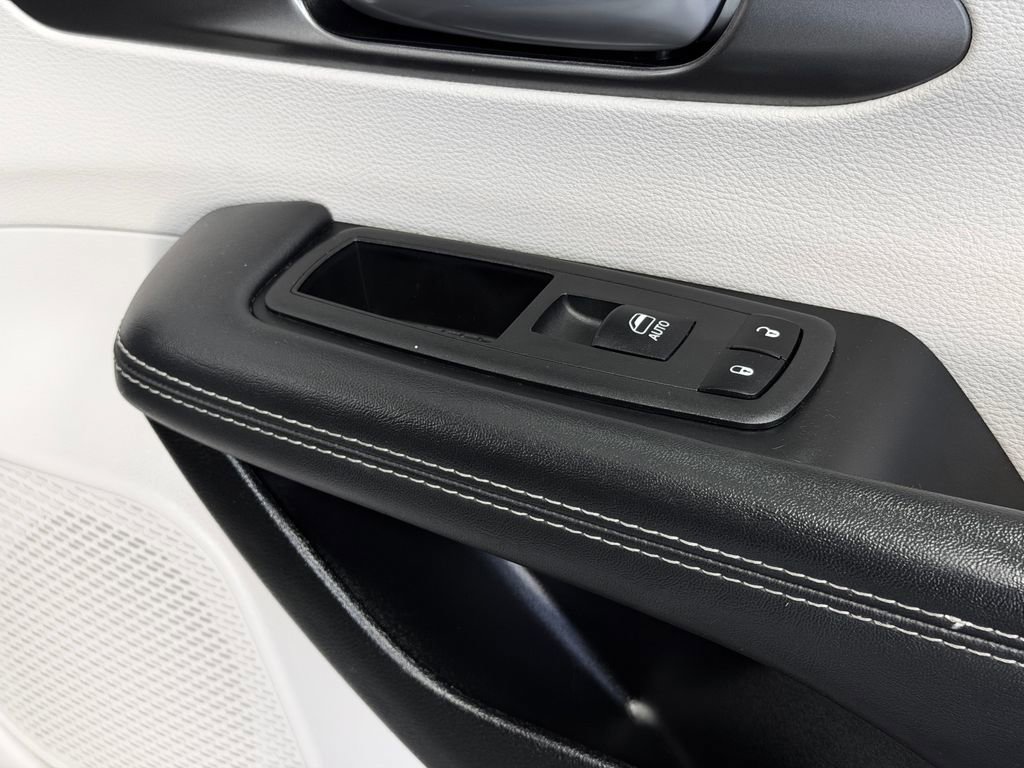 Used 2024 Chrysler Pacifica Touring-L image 28