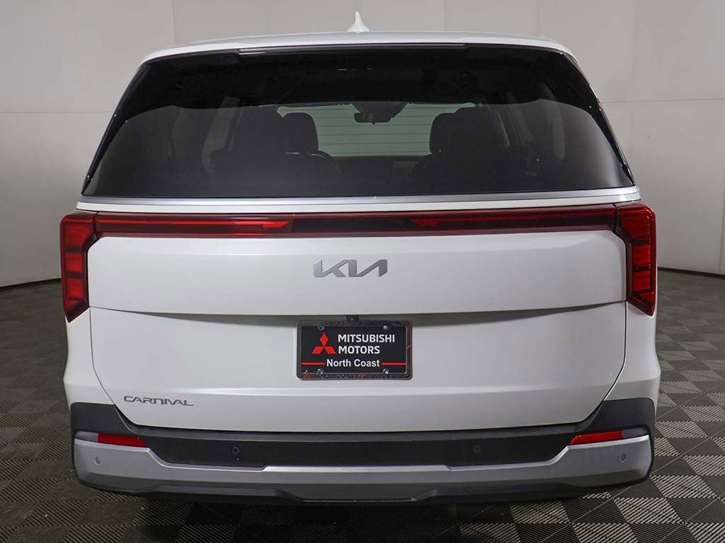 Used 2025 Kia Carnival FWD image 13