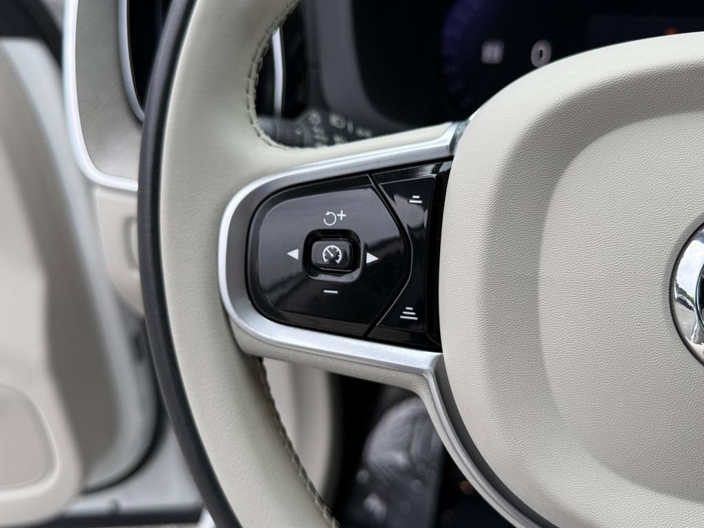 Certified 2022 Volvo XC60 T8 Inscription w/ Advanced Package AWD/4WD image 22