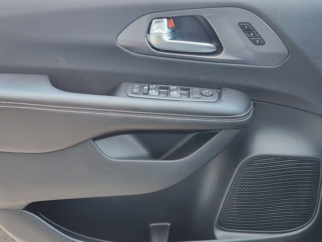 New 2026 Chrysler Pacifica Select image 18