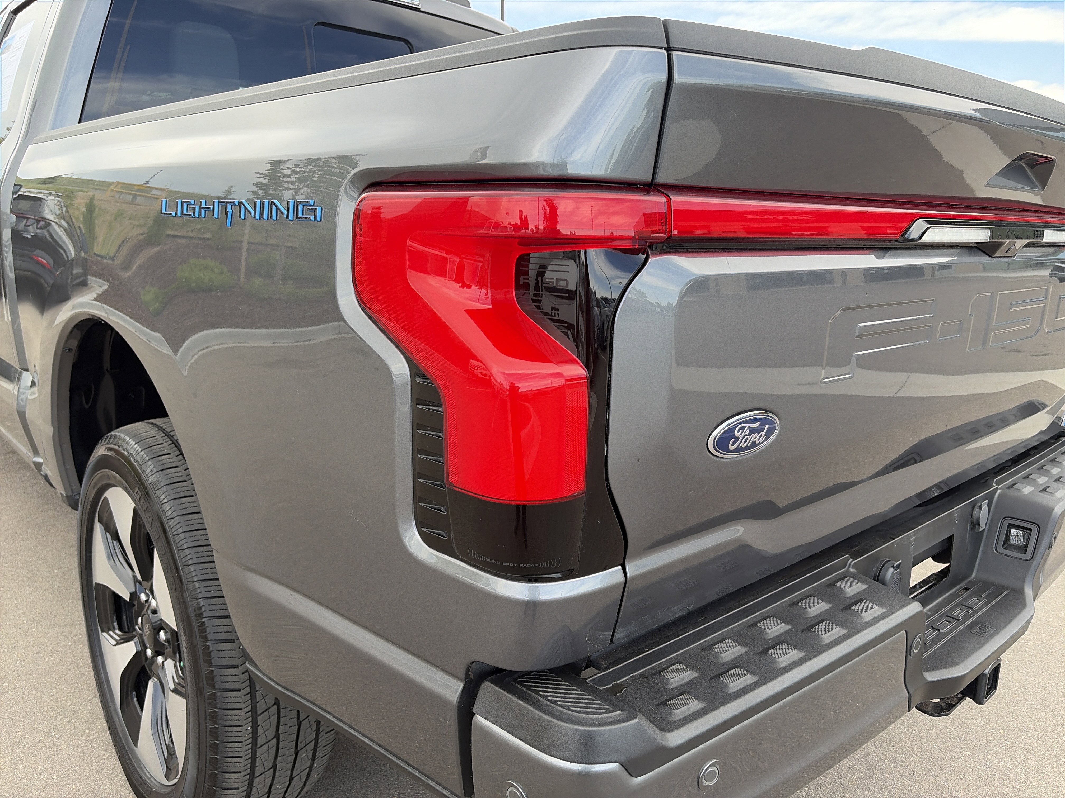 Used 2023 Ford F150 Lightning Platinum AWD/4WD image 37