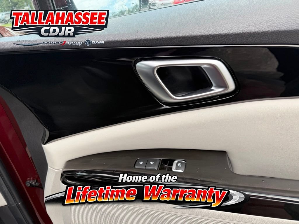 Used 2024 Kia Carnival EX FWD image 30