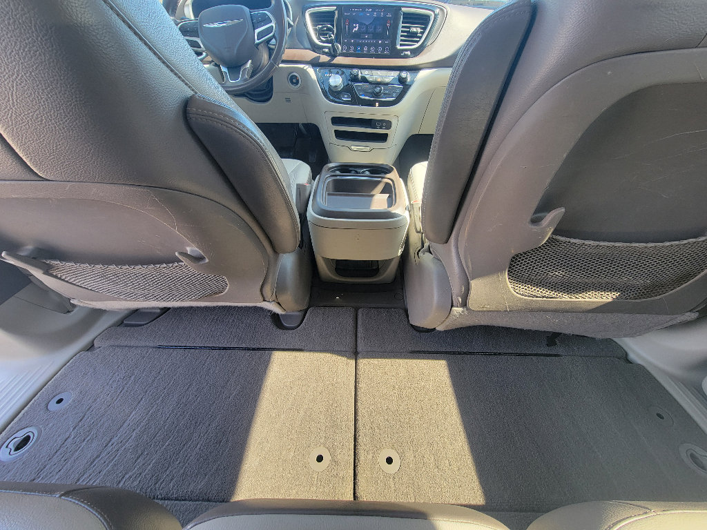 Used 2018 Chrysler Pacifica Touring-L image 26
