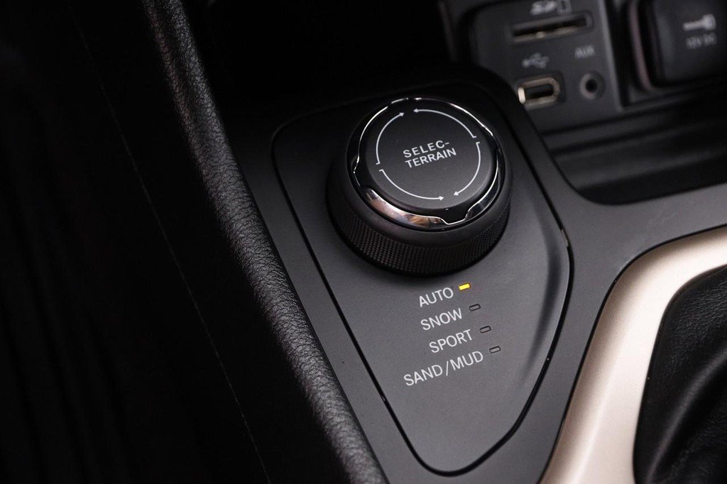 Used 2017 Jeep Cherokee Limited image 19