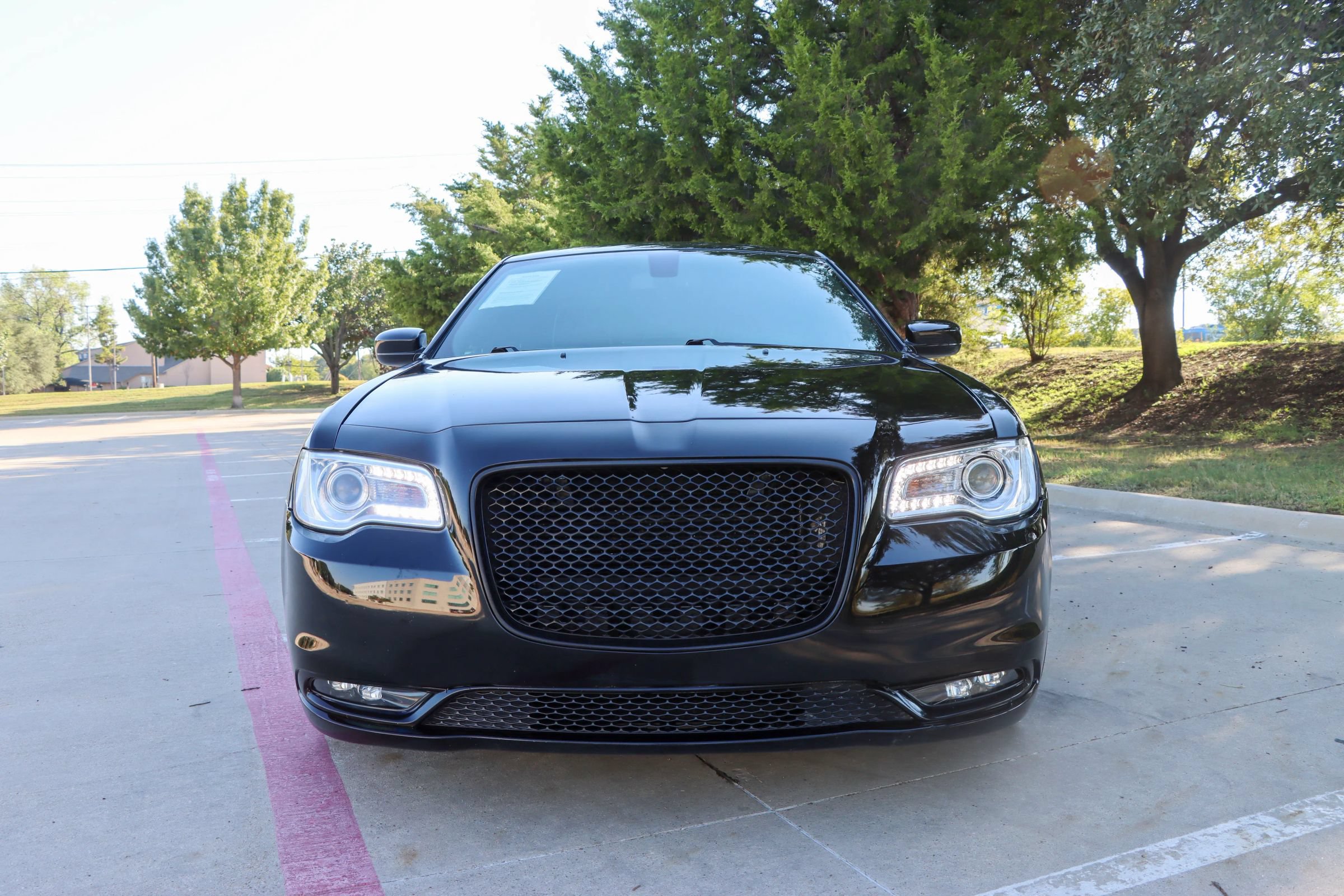 Used 2019 Chrysler 300 C RWD image 2