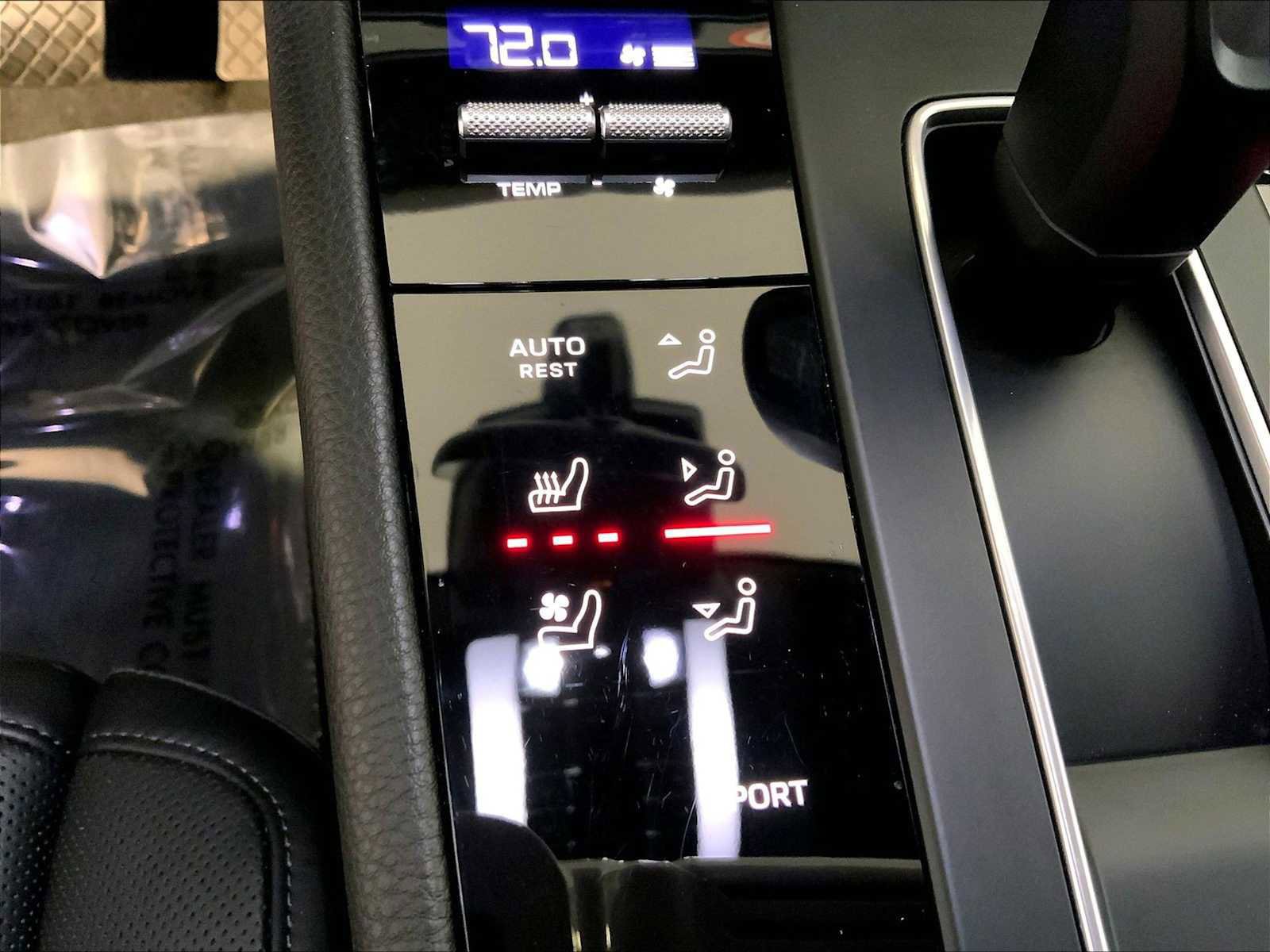 Certified 2025 Porsche Macan AWD/4WD image 37