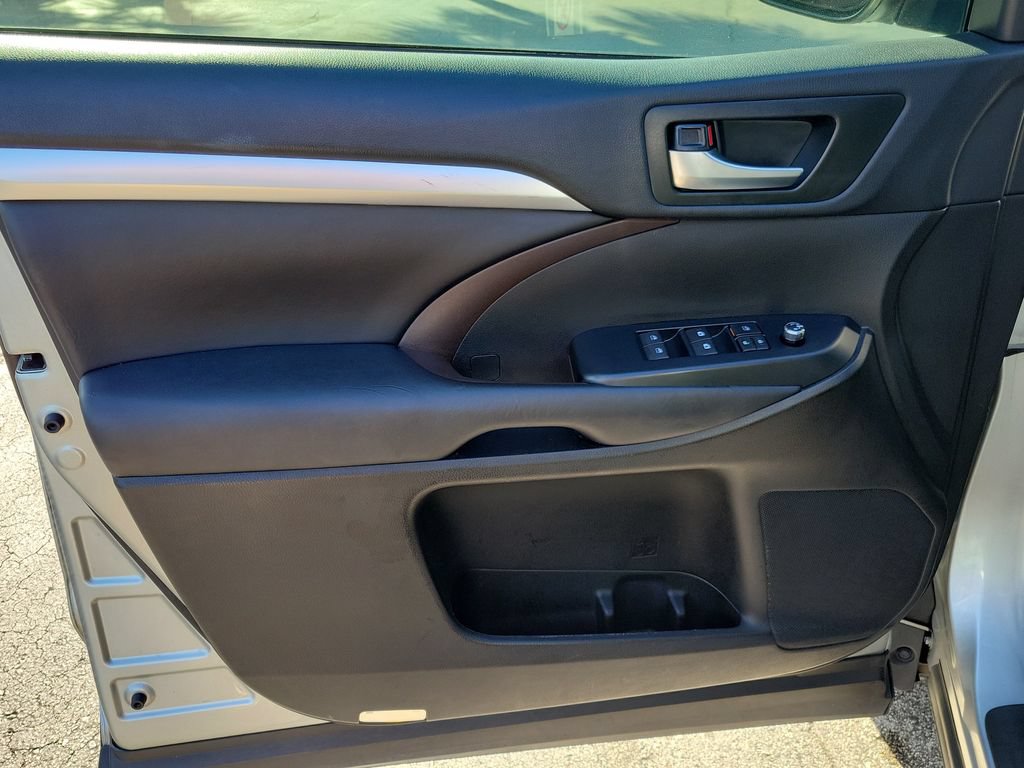 Used 2019 Toyota Highlander XLE FWD image 21