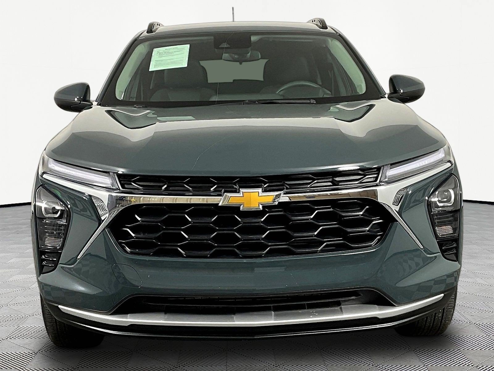 Used 2025 Chevrolet Trax LT FWD image 2