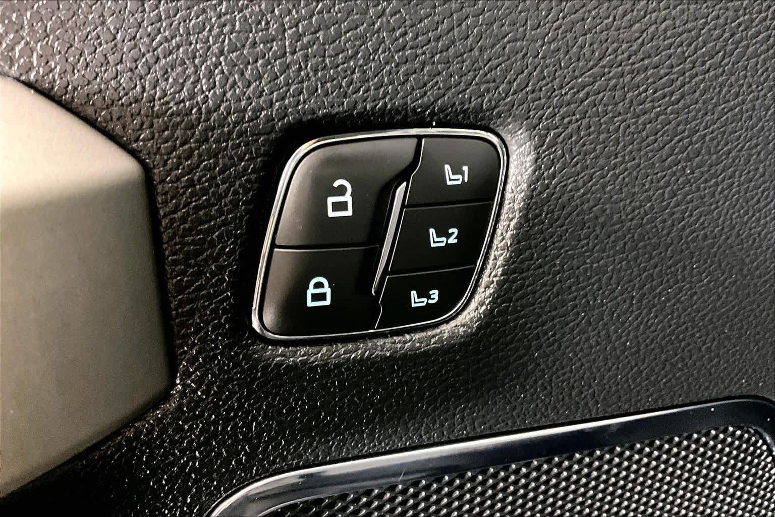 Used 2021 Ford F350 Lariat w/ Lariat Value Package AWD/4WD image 31