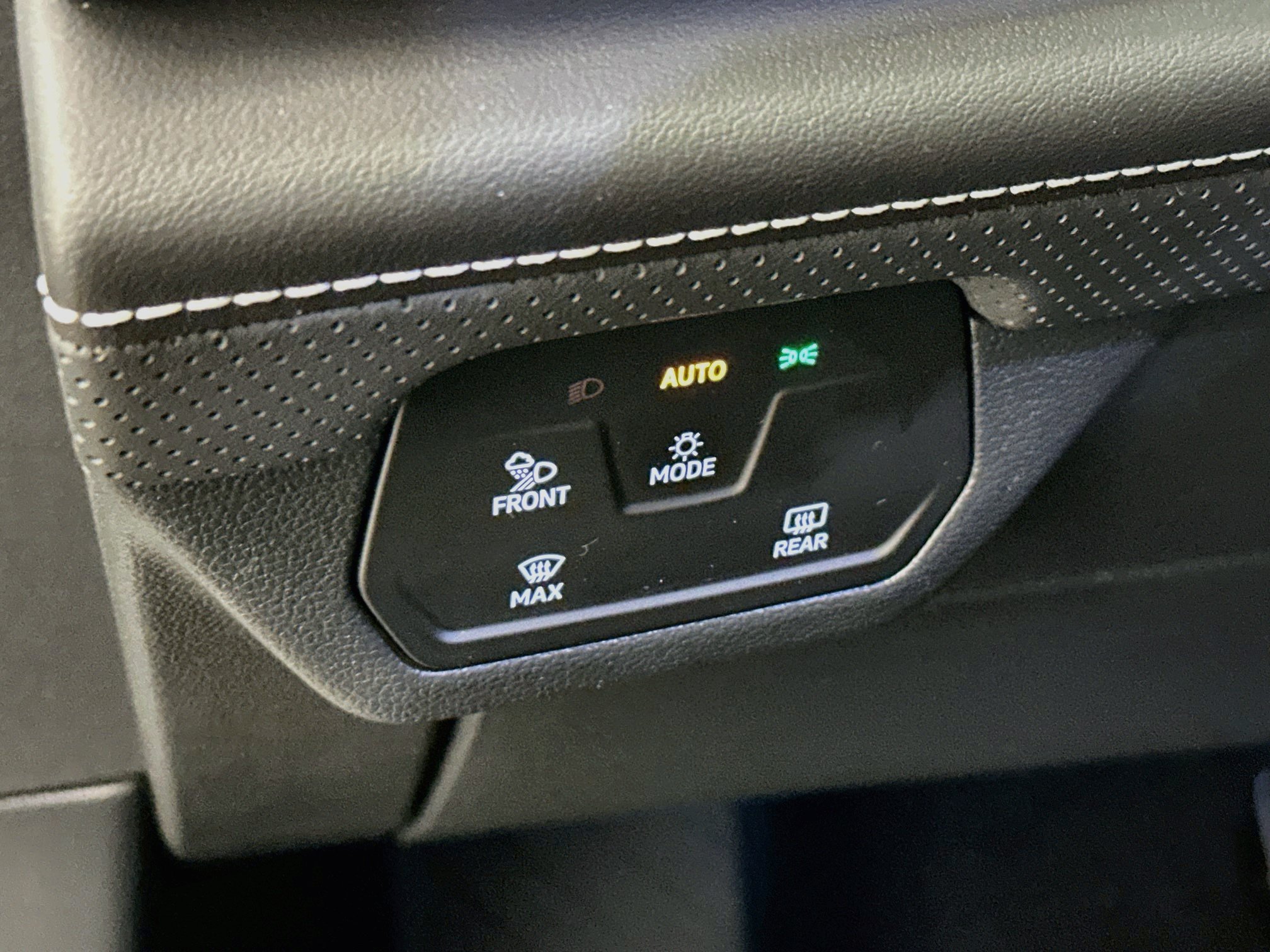 Used 2025 Volkswagen Atlas SE AWD/4WD image 17