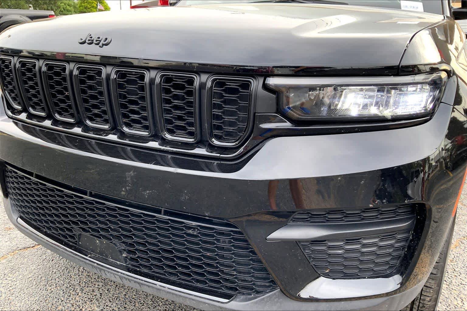 Used 2025 Jeep Grand Cherokee Altitude AWD/4WD image 30