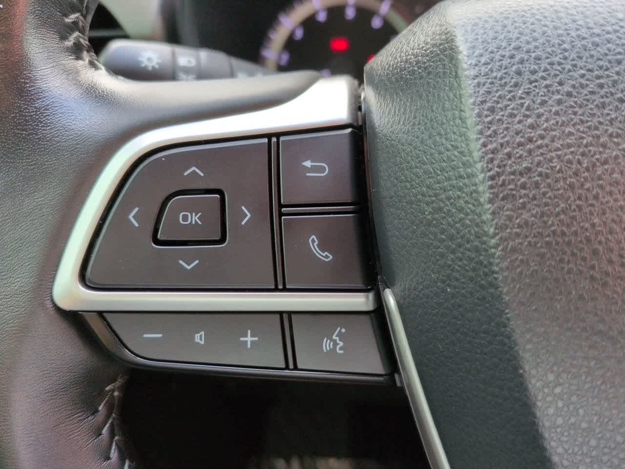 Used 2023 Toyota Highlander LE FWD image 23
