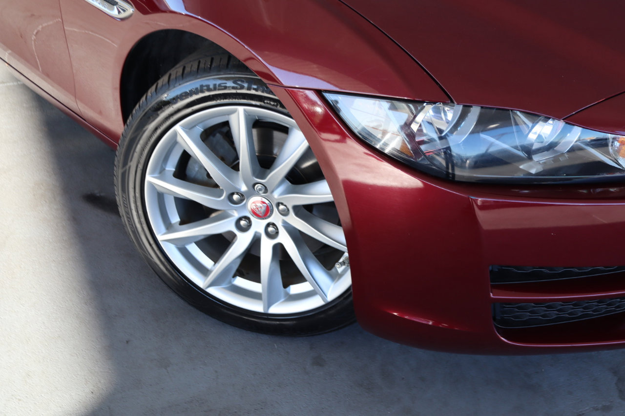 Used 2017 Jaguar XE image 3