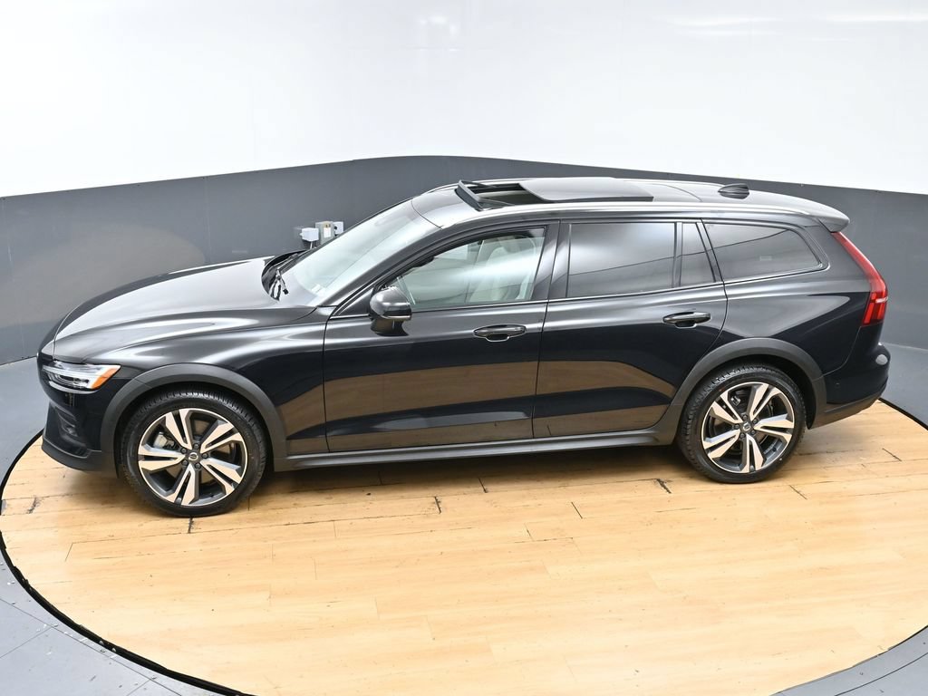 Used 2025 Volvo V60 B5 Cross Country Plus AWD/4WD image 45