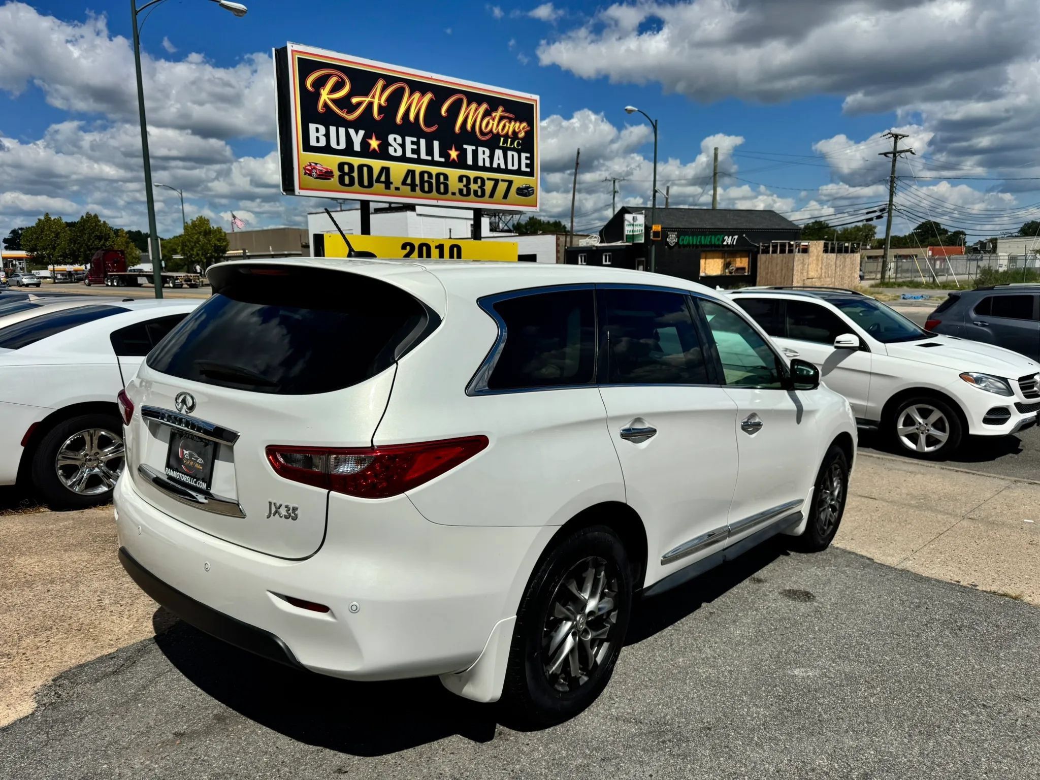 Used 2013 INFINITI JX35 AWD w/ Premium Pkg image 3