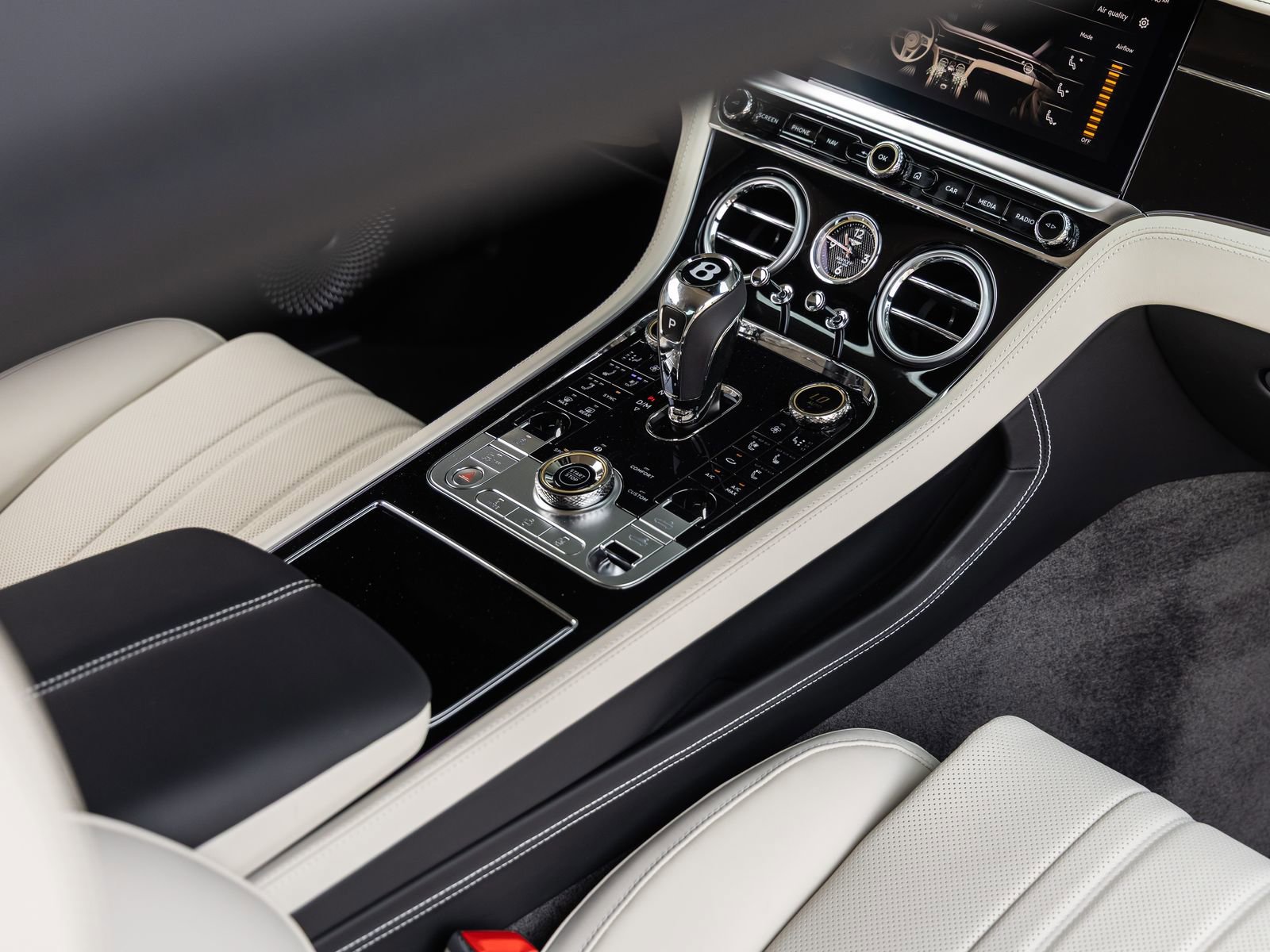 Used 2025 Bentley Continental GTC AWD/4WD image 40